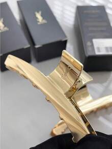 Yves Saint Laurent Edición limitada de primavera temprana de YSL, gran clip para el cabello de metal dorado - Accesorio elegante y brillante para el cabello con logotipo en relieve - Dorado - Ver 2