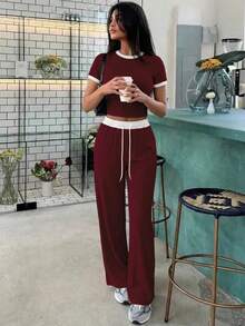 2 piezas Conjunto de top de manga corta de cuello redondo y pantalones de estilo casual y elegante de verano con contraste de color acanalado - Burdeos - Ver 3