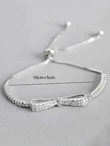 1 chiếc vòng tay bạc có thể điều chỉnh kích thước, đính nơ đá quý, thời trang và sang trọng, phù hợp cho các bạn gái đeo hàng ngày, dự tiệc và các sự kiện, là món quà trang sức ý nghĩa. - Bạc - Xem 3