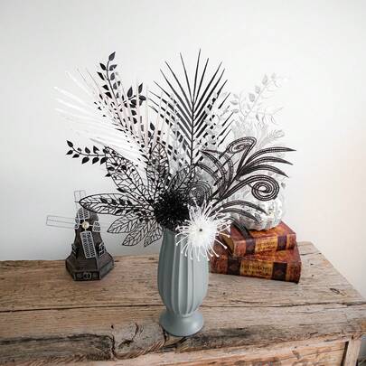 一套朋克风黑白仿真花束，适合万圣节派对、音乐节装扮、店铺装饰、暗黑主题婚礼、生日派对，可放置于酒吧、舞台、门厅、暗黑主题客厅、纹身店，打造前卫时尚的DIY花艺布置。