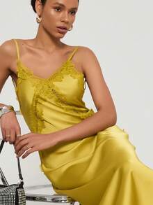 Vestido/bata largo, sexy y sin espalda con tirantes finos y adorno de encaje de satén para mujer - Mostaza Amarilla - Ver 8