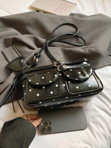 这款黑色PU皮革斜挎包饰有白色波点，采用Y2K风格设计，配有心形流苏吊坠，单肩带设计，并带有搭扣细节。包身设有多个口袋，肩带可调节。这款女士斜挎包非常适合日常使用、购物和其他休闲外出场合。 - 黑色 - 查看 9