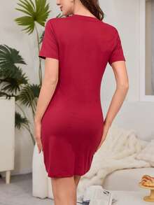 舒适的“我爱我英俊的老公”标语印花短袖圆领涤纶混纺针织睡衣——这款女士T恤睡裙，四季皆宜，是居家放松的理想之选。这款T恤式睡裙四季皆宜，是您享受美好夜晚的完美选择。 - 紅色 - 查看 4