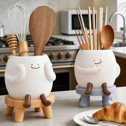 1 pieza Organizador de utensilios de cocina de resina con diseño de personaje adorable. Excelente para organizar palillos, espátulas y cubiertos en tu cocina, comedor o rincón del desayuno. Duradero, fácil de limpiar y ahorra espacio, este organizador divertido eleva la estética de tu cocina mientras mantiene las herramientas esenciales al alcance de la mano para la cocina diaria.