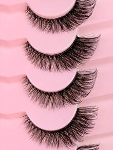 7 paia di ciglie finte naturali e soffici, inclusi pinzette e un pennello per ciglie, adatti per principianti e facili da indossare. Un look di trucco per gli occhi allungato e drammatico con angoli esterni arricciati, sottili e dall'aspetto naturale, perfetto per gli amanti della bellezza. - nero - Visualizzare 6