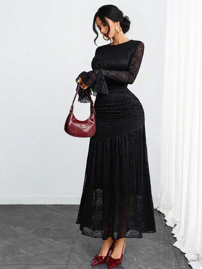 这款优雅浪漫又性感的女式连衣裙采用全衬里弹力面料制成，饰有不对称下摆、玫瑰蕾丝和花瓣袖，尽显奢华精致。适合商务会议、度假、派对和日常穿着。