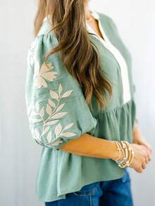 Acelitt 鼠尾草绿拼接V领花卉刺绣花瓣袖夏季上衣 - 綠色 - 查看 2