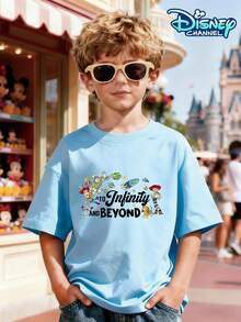 Disney Toy Story Woody Lasso + WOODY'S ROUNDUP Printed Crew Neck T-Shirt For Boys Aged 3-12. Made Of 100% Cotton, This Short-Sleeved T-Shirt Features A Space-Themed Slogan And Spaceship Pattern On The Front. Pairs Well With Jogger Pants, Casual Sweatpants, Or Denim Shorts. Suitable For Theme Park Visits, Weekend Walks, Outdoor Adventures, School Performances, And More. Sweat-Wicking, Breathable, And Featuring Fun IP Characters On A Skin-Friendly Design. - 淺藍色 - 查看 2