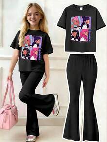 Dieses lässige Outfit zeichnet sich durch ein einzigartiges Mädchen-Gruppe-Muster-Design aus, bestehend aus einem rosa Kurzarm-Rundhals-T-Shirt und einem Paar rosa ausgestellter Hosen. - Schwarz - Übersicht 2