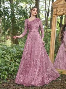 Faeriesty 优雅长袖正式晚礼服，采用层叠网纱和褶裥紧身胸衣设计，尽显高端精致风格。礼服特色包括透视长袖、高开衩层叠网纱裙摆和飘逸网纱拖尾，适合正式晚宴、婚礼宾客着装、新娘写真、红毯活动、奢华盛会和春季派对等场合。 - 藕粉色 - 查看 5