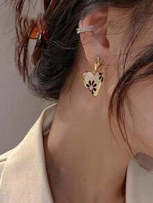 一对心形黑白渐变印花油滴耳环，适合女性日常佩戴和商务场合。 - 黑與白 - 查看 4