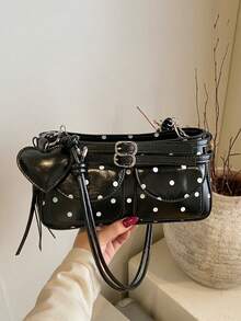 这款黑色PU皮革斜挎包饰有白色波点，采用Y2K风格设计，配有心形流苏吊坠，单肩带设计，并带有搭扣细节。包身设有多个口袋，肩带可调节。这款女士斜挎包非常适合日常使用、购物和其他休闲外出场合。 - 黑色 - 查看 6