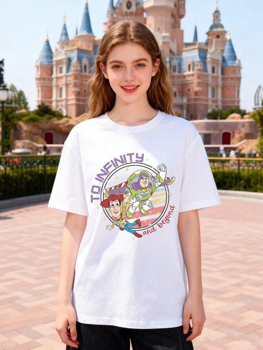 Disney Women's T-Shirt Featuring A Creative Toy Story Print With Buzz Lightyear And Woody In A Playful Alphabet Design. Spring/Summer Women's Crew Neck Tee. Soft And Comfortable 100% Cotton Fabric. A Stylish Disney Women's Graphic Tee Perfect For Everyday Wear, Outings, Travel, And Leisure. Also Makes An Exquisite Gift. - 白色 - 查看 1