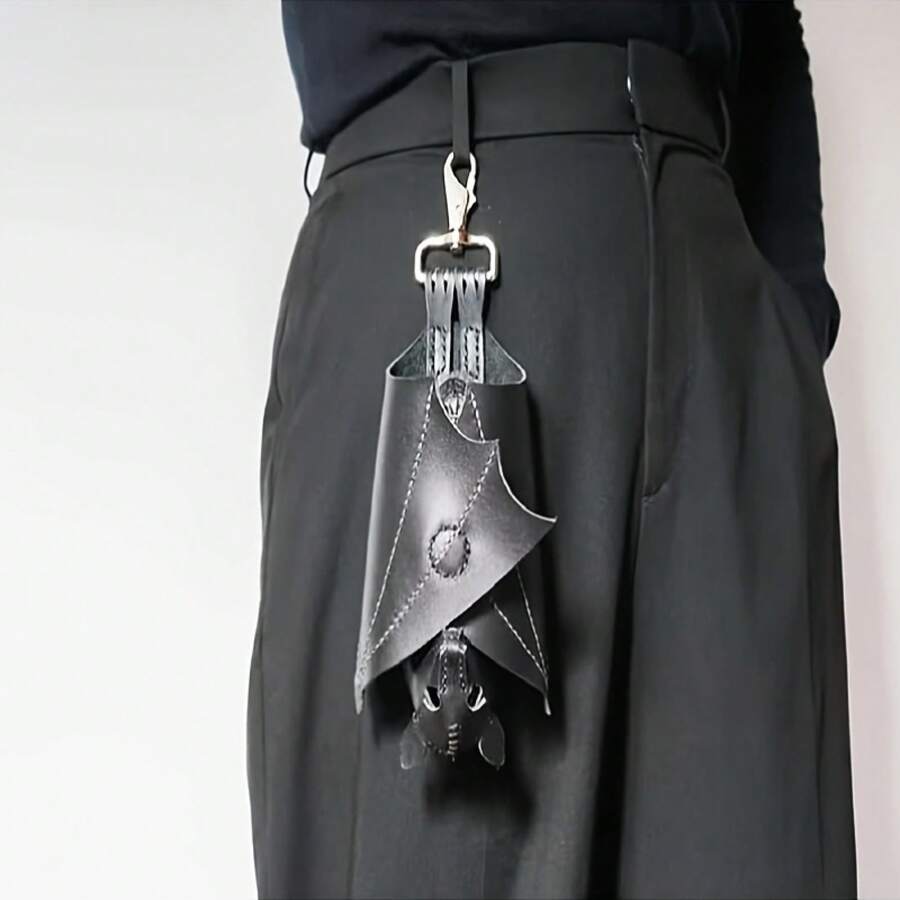 A Gothic-Style Bat-Wing Wallet – A Handmade Bat Coin Purse Made Of Synthetic Leather, Featuring An Inverted Wing Design, Equipped With A Zippered Pocket And Keychain Attachment, Suitable For Everyday Carry Or Costume Use. - 1個 - 查看 1