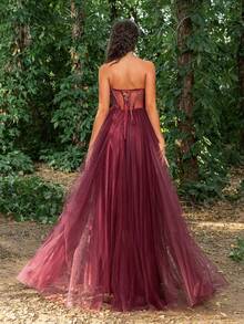 Faeriesty 优雅的无肩带正式礼服，薄纱覆盖，褶皱紧身胸衣，高端精致的设计，背部系带细节，飘逸的薄纱拖尾和高开衩——是正式晚宴、婚礼宾客着装、新娘写真、红毯活动、奢华盛大派对等场合的理想之选。 - 酒紅色 - 查看 4