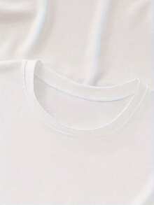Una Camiseta Casual De Cuello Redondo Para Mujer Con Un Diseño De Un Gato Sosteniendo Un Huevo De Resurrección, Hecha De Tejido De Punto De Poliéster, Con Una Longitud Regular, Adecuada Para Todas Las Estaciones Como Una Blusa De Manga Corta. - Blanco - Ver 3
