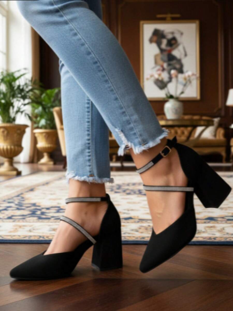 salto alto Scapin com fivela strass bico 8 cm - Preto - Visão 1