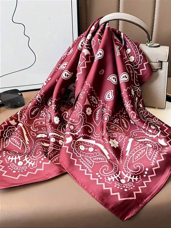1条女士奢华设计链条印花70*70厘米方巾，适合春季日常佩戴