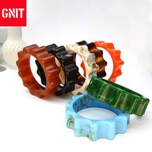 GNIT A Stylish Retro Marble-Patterned Gear-Shaped Acrylic Wide Bracelet For Women, A Chic And Minimalist Accessory For Vacation And Casual Outfits - Gear Bracelet - View 3