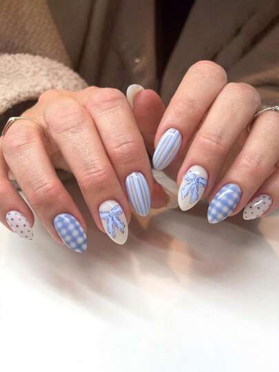 24 piezas Conjunto de uñas postizas retro de estilo callejero, con diseños minimalistas elegantes de rayas azules y blancas y lunares azules con forma de almendra, adecuadas para damas elegantes para la vida cotidiana y las compras, haciéndote talla grande adorable y encantadora