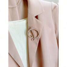 1Pc Minimalist Elegant Pearl Inlaid Letter Brooch, 26 English Letters Full Set Available For Choose, Delicate Compact Lightweight Design, High Quality Smooth Imitation Pearl & Alloy Material, Exquisite Craftsmanship Not Easy To Fade, Perfect For Sweater, Coat, Suit, Shirt Collar, Bag, Scarf, Hat And Hair Clip Decoration, Versatile All-Match Style Suitable For Office, Daily Wear, Dating, Party, Banquet, Holiday And Gift Giving, Elegant Feminine Fashion Jewelry Accessory For All Seasons, Popular Hot  Personalized Letter Brooch For Modern Women - 彩色 - 查看 5