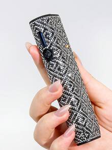 一套全新东方贵族图案 IQOS ILUMA I ONE 电子烟保护套，防摔软壳，包含电子烟保护套 + 1 个拆卸工具。由彭大师设计，镶嵌 4012 颗 A 级钻石，360° 全钻设计，奢华闪耀，精致美观，是送给妈妈、女朋友、男朋友和爱人的理想礼物。 - 迴型紋 - 查看 7