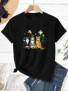 Men's T-Shirt, Women's T-Shirt,  St Patrick's Day Themed Designs Featuring,  Four Cats Wearing Green Hats And Bow Ties Standing With Balloons Shamrocks And A Pot Of Gold On A Black Shirt Background Comfortable And Versatile Outdoor Casual Short Sleeve - Negro - Ver 2