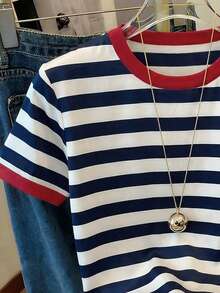 Bộ trang phục mùa hè kẻ sọc màu xanh hải quân và đỏ phối hợp cho nữ, áo thun ngắn tay cổ tròn kiểu dáng thường ngày. - Nhiều màu - Xem 6