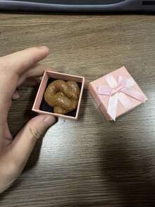 Caja sorpresa "regalo de broma" divertido, incluye 1 caja de regalo elegante y 1 caca falsa realista, regalo sorpresa del Día de los Inocentes, objeto de broma, realista y sin electricidad, hecho de material de PE. - Multicolor - Ver 9