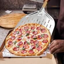 Perforierte Aluminium-Pizzaschaufel 30x39,5 Cm Mit Abnehmbarem Holzgriff – Ideal Für Selbstgebackene Pizzen, Brot & Flammkuchen Durch Optimale Luftzirkulation - Silber - Übersicht 4