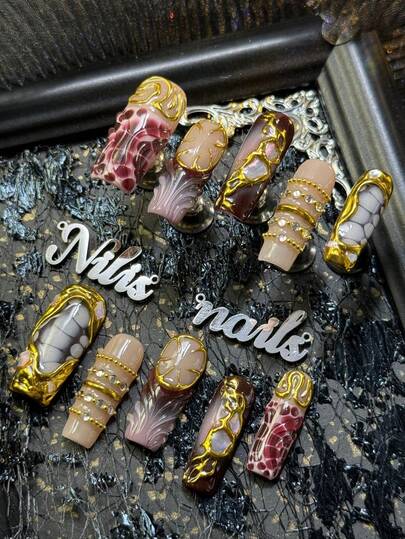 10 piezas Kit de uñas acrílicas cortas de pato totalmente cubiertas, hechas a mano, de color rojo vino. Uñas francesas de color rojo vino con rojo vino oscuro y morado vino como colores principales, superficie en blanco envuelta en un borde tridimensional dorado, relieve tridimensional dorado 3D, accesorios decorativos de fragmentos de conchas, patrón geométrico hecho a mano en polvo