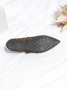 Bailarinas de punta puntiaguda con estampado de leopardo y correa con hebilla, elegantes para vacaciones - Marrón - Ver 8