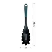 Cucharón para servir pasta de nylon, diseño ergonómico con borde dentado para sujetar fácilmente los espaguetis y los fideos, resistente al calor hasta 260°C, con un mango cómodo y un orificio para colgar, tamaño 28,5 cm x 5,5 cm, ideal para utensilios antiadherentes - Ver 5