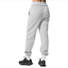Alo Yoga Women's Accolade Sweatpants | Premium Heavyweight French Terry Fleece Joggers | Luxury Soft Brushed Interior Lounge Pants | High-Waisted Cuffed Bottom Sweatpants | Classic Streetwear Activewear Track Pants | Urban Fashion Cozy Slim Fit Joggers With Chrome Logo - 石楠灰 - 查看 2