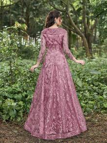 Faeriesty 优雅长袖正式晚礼服，采用层叠网纱和褶裥紧身胸衣设计，尽显高端精致风格。礼服特色包括透视长袖、高开衩层叠网纱裙摆和飘逸网纱拖尾，适合正式晚宴、婚礼宾客着装、新娘写真、红毯活动、奢华盛会和春季派对等场合。 - 藕粉色 - 查看 4