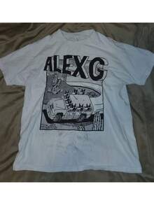Camiseta gráfica vintage rara de la banda  - una camiseta casual con el llamativo logotipo "ALEXG", corte unisex regular adecuado para todas las estaciones, cómoda y versátil, perfecta como merchandising de la banda, cuello redondo clásico. - Blanco - Ver 3