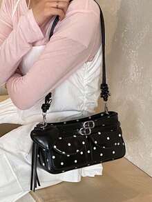 这款黑色PU皮革斜挎包饰有白色波点，采用Y2K风格设计，配有心形流苏吊坠，单肩带设计，并带有搭扣细节。包身设有多个口袋，肩带可调节。这款女士斜挎包非常适合日常使用、购物和其他休闲外出场合。 - 黑色 - 查看 5
