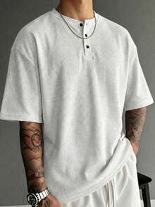1件灰色亨利領短袖男士 Polo 衫 T-shirt，鈕扣門襟華夫格紋理，輕量透氣舒適，可機洗，美式街頭極簡休閒風，適合夏季日常通勤與休閒穿著 - 白色 - 查看 4