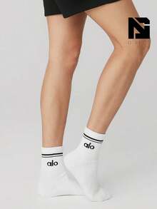 Alo Unisex Half-Crew Throwback Sock 2 Pairs–For Unisex -Vintage-Autumn & Winter & Spring & Summer-Inspired Running , Shock-Absorbing Comfort, Gym To Streetwear Casual Wear -Back To School- Easter Gift –A0480U 2PK - 白色/黑色 - 查看 3