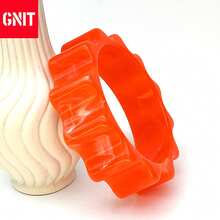 GNIT A Stylish Retro Marble-Patterned Gear-Shaped Acrylic Wide Bracelet For Women, A Chic And Minimalist Accessory For Vacation And Casual Outfits - Gear Bracelet - View 4