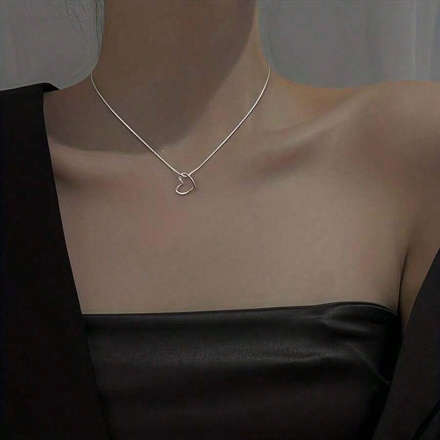 Valentine's Day A Jewelry Bag With A Silvery Hollow Heart-Shaped Necklace, A Stylish Multi-Functional Clavicle Chain, - [silvery] - View 1