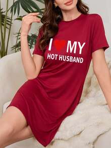 舒适的“我爱我英俊的老公”标语印花短袖圆领涤纶混纺针织睡衣——这款女士T恤睡裙，四季皆宜，是居家放松的理想之选。这款T恤式睡裙四季皆宜，是您享受美好夜晚的完美选择。 - 紅色 - 查看 3