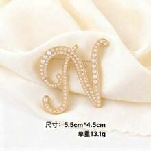 1Pc Minimalist Elegant Pearl Inlaid Letter Brooch, 26 English Letters Full Set Available For Choose, Delicate Compact Lightweight Design, High Quality Smooth Imitation Pearl & Alloy Material, Exquisite Craftsmanship Not Easy To Fade, Perfect For Sweater, Coat, Suit, Shirt Collar, Bag, Scarf, Hat And Hair Clip Decoration, Versatile All-Match Style Suitable For Office, Daily Wear, Dating, Party, Banquet, Holiday And Gift Giving, Elegant Feminine Fashion Jewelry Accessory For All Seasons, Popular Hot  Personalized Letter Brooch For Modern Women - 彩色 - 查看 15