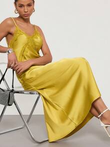 Vestido/bata largo, sexy y sin espalda con tirantes finos y adorno de encaje de satén para mujer - Mostaza Amarilla - Ver 5