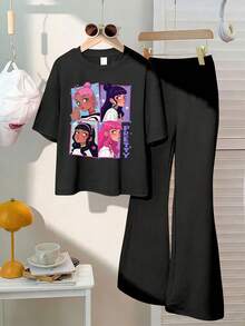 Dieses lässige Outfit zeichnet sich durch ein einzigartiges Mädchen-Gruppe-Muster-Design aus, bestehend aus einem rosa Kurzarm-Rundhals-T-Shirt und einem Paar rosa ausgestellter Hosen. - Schwarz - Übersicht 3