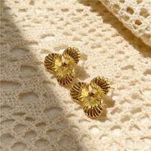1 Pair, Gold Floral Women's Earrings, 14K Gold Plated Stainless Steel Ear Rings - Fashionable Retro Elliptical Three Pieces Petal Square Earrings, Creative Geometric Irregular Design, Elegant Flower Earrings, Wedding Jewelry - Jewelry, Suitable For Daily Wearing / Wedding Venue / Party Gathering / Banquet - Gold - View 4