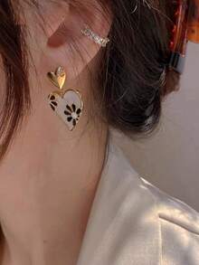 一对心形黑白渐变印花油滴耳环，适合女性日常佩戴和商务场合。 - 黑與白 - 查看 2