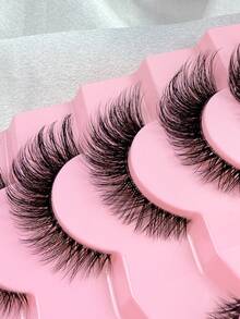 7 paia di ciglie finte naturali e soffici, inclusi pinzette e un pennello per ciglie, adatti per principianti e facili da indossare. Un look di trucco per gli occhi allungato e drammatico con angoli esterni arricciati, sottili e dall'aspetto naturale, perfetto per gli amanti della bellezza. - nero - Visualizzare 4