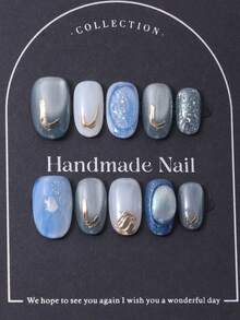 Bộ 10 móng tay giả ngắn hình bầu dục kiểu Âu và Mỹ, làm thủ công, theo phong cách Y2K màu xanh dương, mạ vàng 3D và có các đường vân nổi, vẽ tay hiệu ứng chuyển màu và lấp lánh hình mắt mèo. Bao gồm 1 miếng gel dẻo và 1 dũa móng. Hoàn hảo cho sử dụng hàng ngày cũng như cho các buổi tiệc hóa trang tại lễ hội âm nhạc Coachella, dùng làm móng giả và các sản phẩm chăm sóc móng. Móng giả làm thủ công. - Màu xanh lam - Xem 2