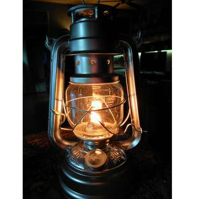 复古油灯，燃油防风灯（不含油）——无需用电，防风设计，适合户外使用，非常适合露营、徒步旅行、野餐、应急照明、家居装饰和户外用品，理想的乔迁礼物，庭院装饰，营造怀旧氛围，结构坚固耐用，可重复使用，适合音乐节、露营季、妇女节、父亲节，最佳节日礼物